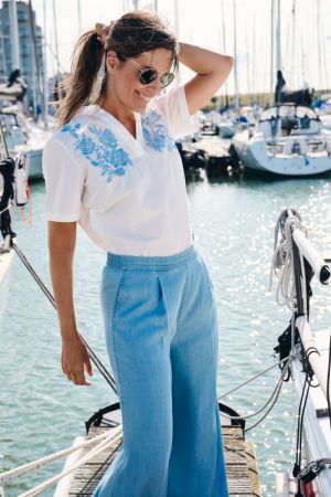 Bardo bloes met broderie ecru/lichtblauw